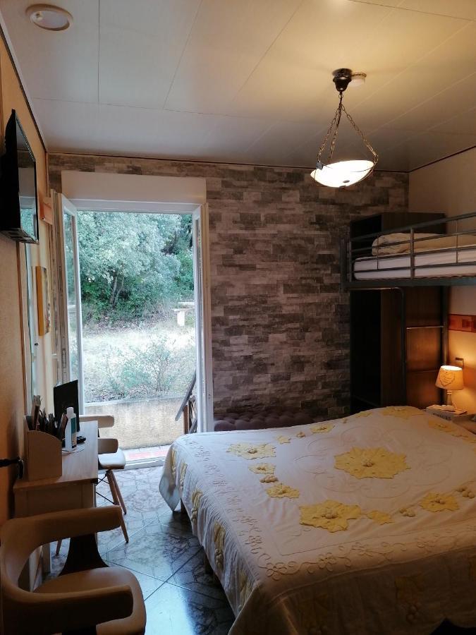 Les Deux Lions Hotel Alairac Bagian luar foto