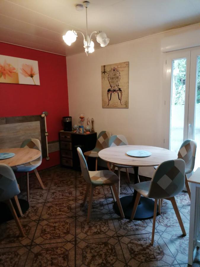 Les Deux Lions Hotel Alairac Bagian luar foto