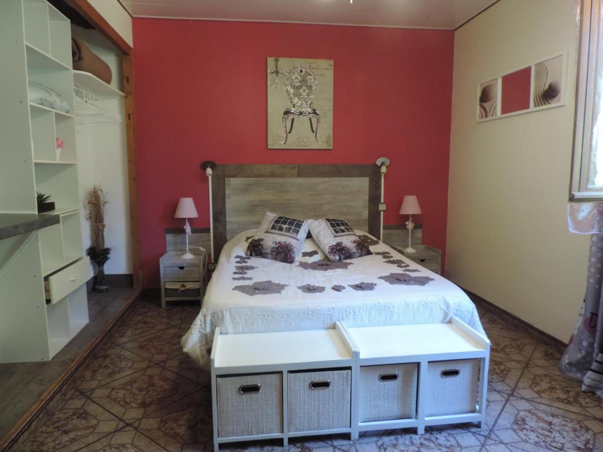 Les Deux Lions Hotel Alairac Bagian luar foto