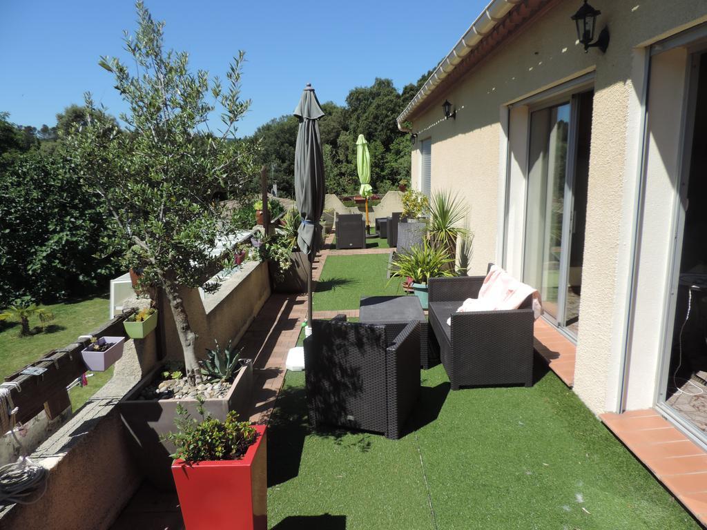 Les Deux Lions Hotel Alairac Bagian luar foto