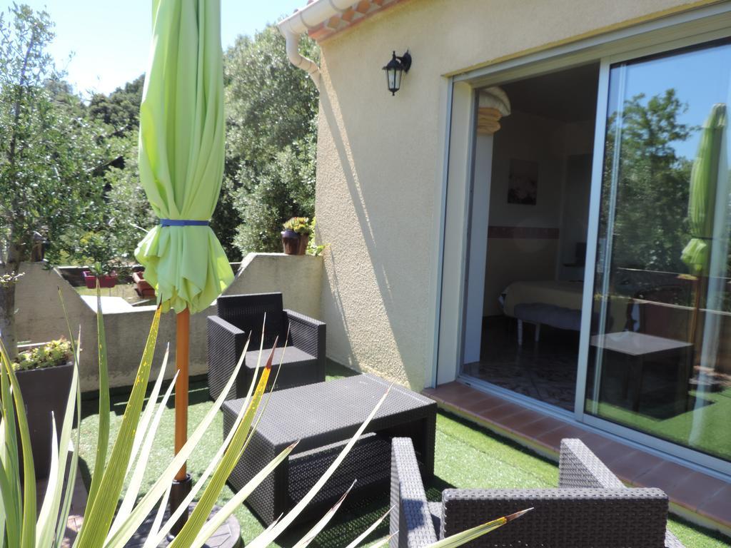 Les Deux Lions Hotel Alairac Bagian luar foto