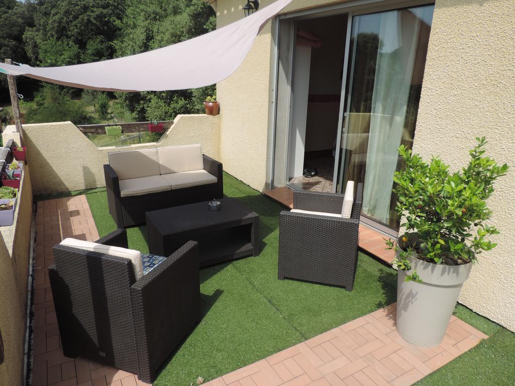 Les Deux Lions Hotel Alairac Bagian luar foto