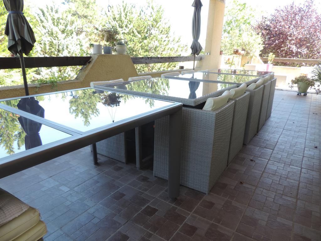 Les Deux Lions Hotel Alairac Bagian luar foto