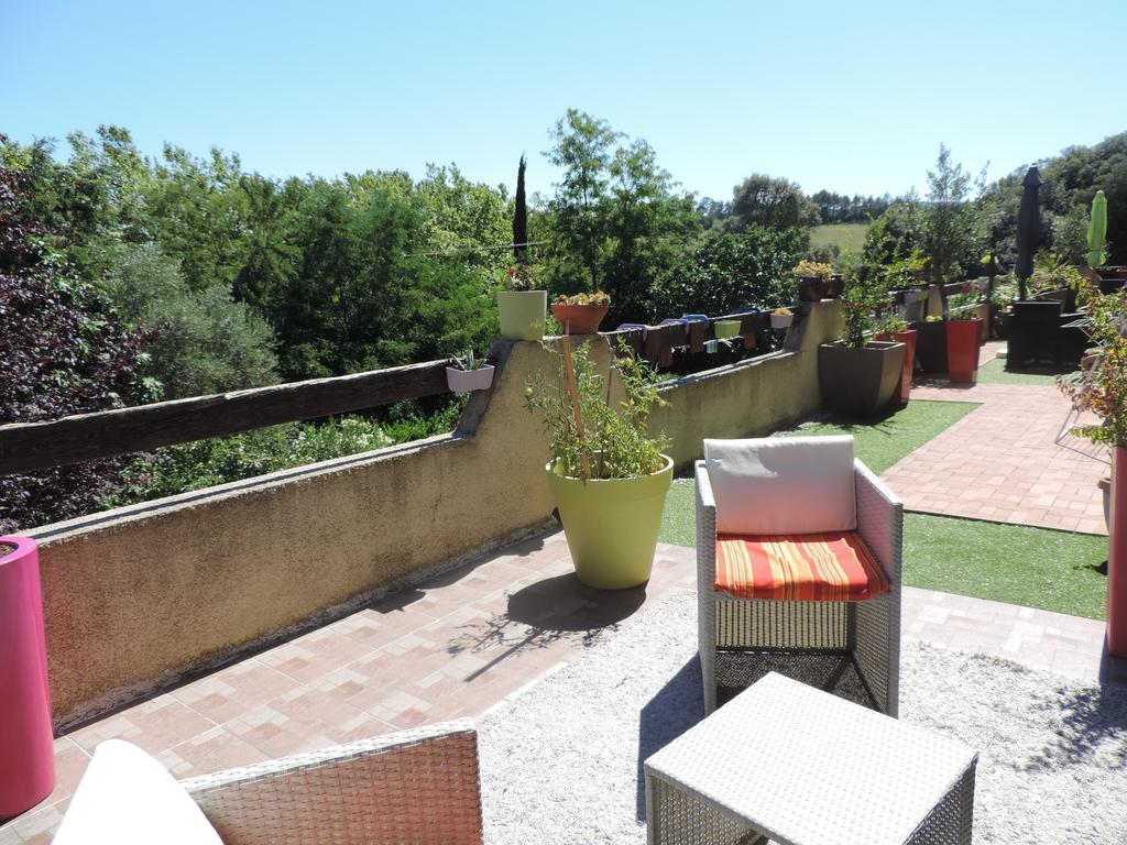 Les Deux Lions Hotel Alairac Bagian luar foto
