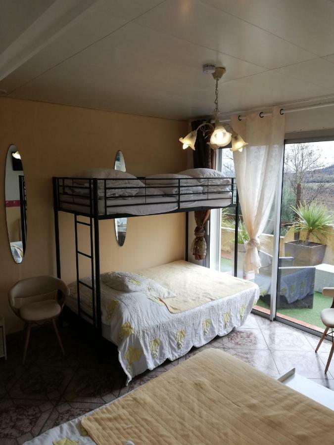 Les Deux Lions Hotel Alairac Bagian luar foto
