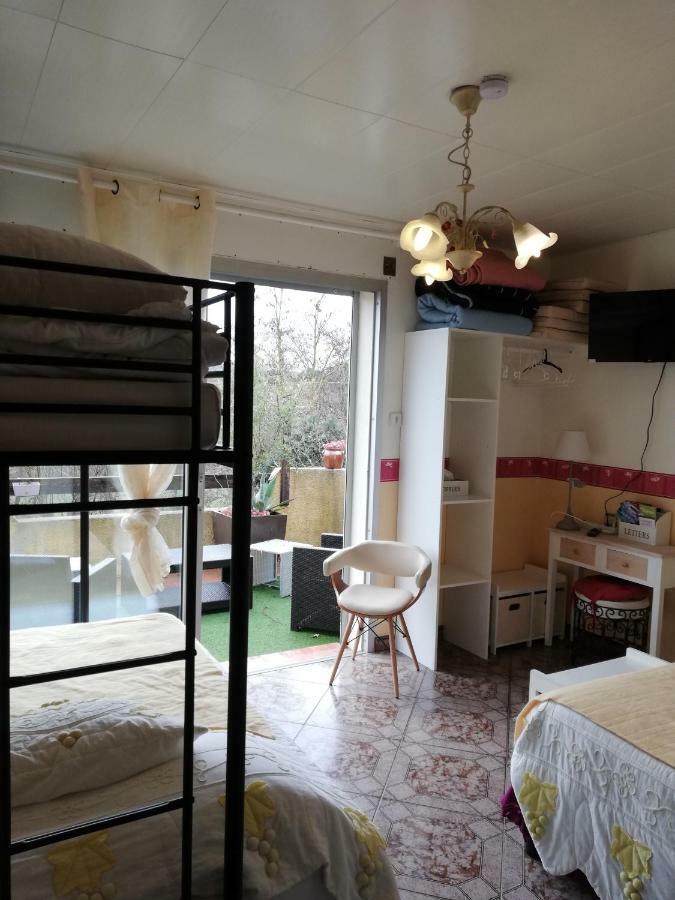 Les Deux Lions Hotel Alairac Bagian luar foto