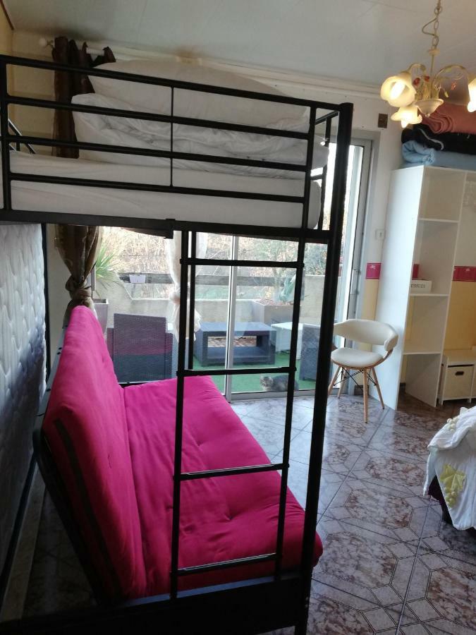 Les Deux Lions Hotel Alairac Bagian luar foto