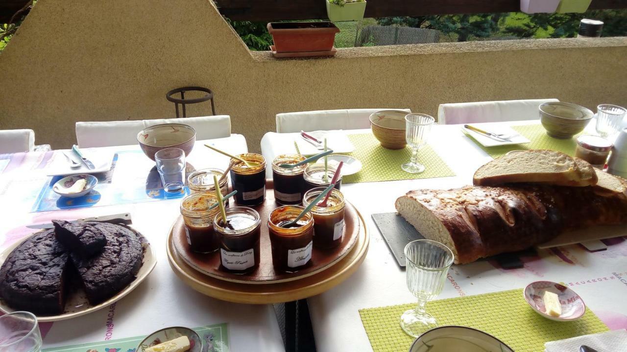 Les Deux Lions Hotel Alairac Bagian luar foto